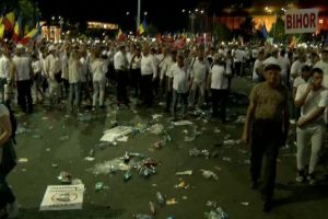 Piaţa gunoaielor: Tone de mizerii au rămas în urma manifestanţilor PSD (FOTO)