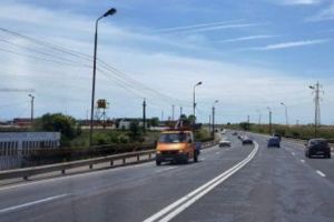 UNDE-I LEGE, E TOCMEALĂ. Deranjat de linia continuă dublă, un român a modificat marcajul RUTIER cu o cutie de vopsea