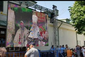 Maşina de lux a Arhiepiscopului Nifon, vandalizată de un tânăr, în timpul slujbei de la Mănăstirea Dealu