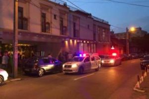 CLUJ: Bătaie la un local din Câmpia Turzii. Agresorul a fost încătuşat de poliţişti VIDEO