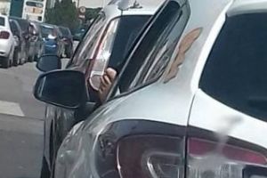 Nesimţire sau nu? Un taximetrist clujean îşi aşteaptă clienţii cu picioarele goale, scoase pe geam FOTO