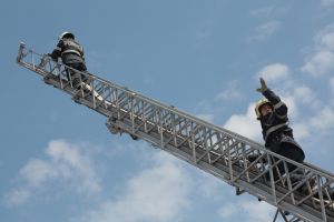 Tentativă de suicid în Micro 16. O persoană a vrut să sară de pe bloc!