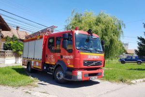 INCENDIU la o clădire dezafectată din Alba Iulia. Pompierii au intervenit