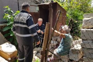 Misiune a pompierilor de la Statia Midia: Catel, cazut intr-o fosa septica (galerie foto) 