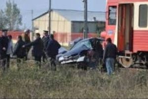 Trafic feroviar oprit în Vâlcea, după ce un tren a lovit o maşină. Pompierii anunţă scurgeri de propilenă în zonă