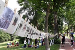 FOTO – Acţiune inedită în parcul Sub Arini – Expoziţie de fotografie veche şi picnic în aer liber cu elevii