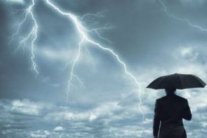 Este ALERTĂ de VREME rea. VIJELIILE MĂTURĂ ţara. ANM emite Cod portocaliu şi Cod galben