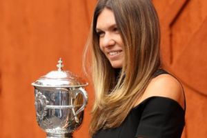 Simona Halep, apariţie FABULOASĂ la Paris. Românca a realizat o sesiune foto cu trofeul Roland Garros