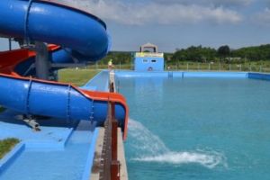 S-a dat pe tobogan şi era să se înece