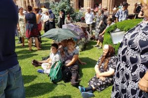 Sute de oameni au înfruntat căldura, la resfinţirea Bisericii Mănăstirii Dealu. Li s-a oferit transport gratuit şi apă