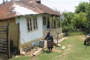 O octagenată îşi aşteaptă resemnată sfârşitul. Pământul a înghiţit tot. Oamenii au părăsit  satul de frică