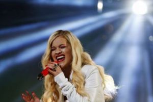 S-a făcut DE RÂS. O CÂNTĂREAȚĂ CELEBRĂ a fost fotografiată în timp ce făcea TOPLESS - Imagini INCENDIARE