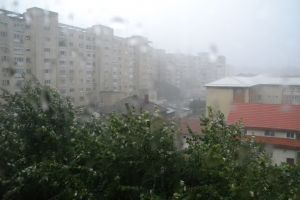 NEWS ALERT/ Vine POTOPUL! Meteorologii AVERTIZEAZĂ: Ploi TORENŢIALE, VIJELII şi GRINDINĂ, până luni seara