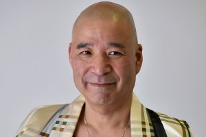 Kimono-ul vopsit cu căpşuni şi alte opt kimono-uri create de Tomita Nobuaki Tomita Nobuaki expuse la Sibiu