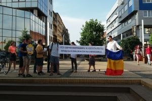 FOTO&VIDEO. Protestatari luaţi la întrebări de jandarmi, la protestul din centrul Sătmarului