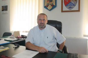 Primarul din Malaia, Gabriel Ţolea, va aloca 5 miliarde lei vechi pentru amenajarea unui teren sport multifuncţional