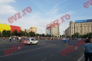 Protest #rezist în Bucureşti! Aproximativ 200 de persoane s-au strâns în faţa Guvernului