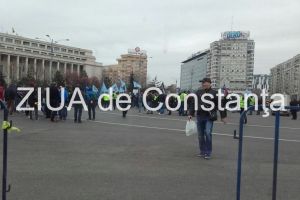 Sute de persoane s-au adunat sa protesteze in Piata Victoriei  
