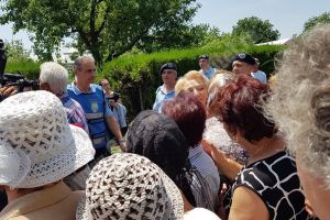 VIDEO – Mai multe pensionare s-au rugat la Tăriceanu şi Dăncilă, pentru pensii! O femeie i-a pupat mâinile premierului