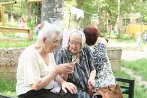 Se schimbă vârsta de pensionare pentru femei. Indiferent de domeniul de activitate, femeile pot opta pentru pensionarea la 64 de ani, a decis CCR