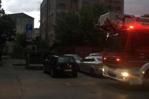 FOTO. Acoperiş luat de vânt lângă Piaţa Someş. Pompierii intervin