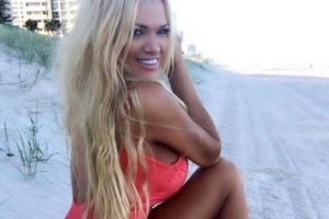 Pe JUMĂTATE GOALĂ şi cu SÂNII pe afară! Concurenta unei REVISTE PENTRU BĂRBAȚI şi-a înnebunit fanii cu IPOSTAZELE sale SENZUALE - FOTO