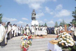 “Părintele Mina Dobzeu ne-a încurajat la suferinţă şi ne-a dat speranţă!”: Înmormântarea unui sfânt