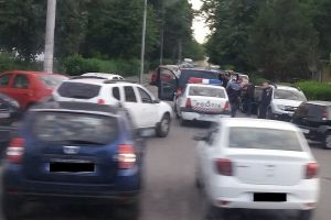 Suspecţi de furt de catalizatoare auto prinşi în flagrant la Bacău