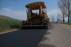  DJ 121A intră în reabilitare – peste 22 kilometri de drum de piatră vor fi asfaltaţi