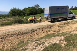 Trimestrial, ZAPDECO Oradea colectează deşeurile reciclabile şi curăţă întreaga rază a comunei Pomezeu (FOTO)