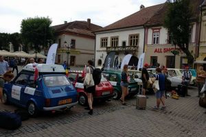 Caravana ”Go Romania” cu vechi maşini Dacia şi Fiat, la Bistriţa