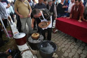 Paturata pe crumpi – regina festivalului de la Ciacova. Cozi mari pentru a degusta preparatul