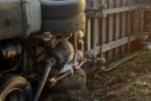 Autocamion rasturnat pentru ca soferul nu a respectat semnificatia indicatorului