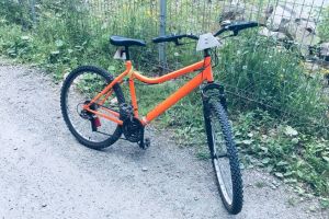 Elemente reflectorizante furate de pe DJ 172 D, montate pe bicicletă