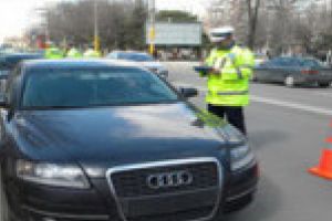 Un minor s-a ales cu dosar penal dupa ce a fost prins conducand un autoturism