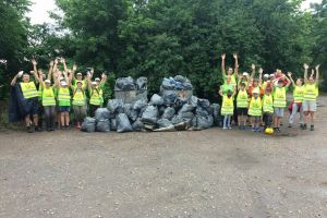 Peste 150 de saci de gunoaie adunaţi în Pădurea Ceala! Voluntarii nu au renunţat chiar dacă a plouat cu găleata