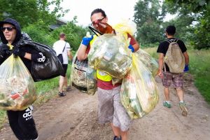 Adulţi, copii şi…căţei! Cu toţii au participat la acţiunea de ecologizare de pe malul Mureşului. Ce cantitate de deşeuri s-a strâns (FOTO+VIDEO)