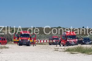 Imagini de la eveniment. Desfasurare impresionanta de forte pe plaja de la Corbu. Este cautat un copil disparut in mare (galerie foto)