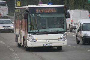 O pensionară a fost rănită după ce şoferul unui autobuz a frânat brusc la semafor