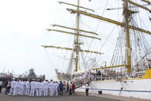 Prima parte a marsului de instructie, realizat de Nava-Școala Mircea, a avut loc in portul Bari, din Italia