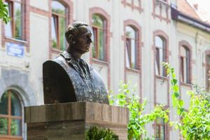 FOTO: Ceremonie la Colegiul Naţional „Titu Maiorescu” din Aiud. A fost dezvelit bustului scriitorului Ovidiu Hulea