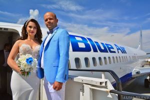 Un pilot român şi iubita lui s-au căsătorit în avion (FOTO)