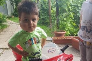 Un băieţel din Iedera are o formă rară de cancer. Părinţii încearcă să strângă bani pentru a-i salva viaţa