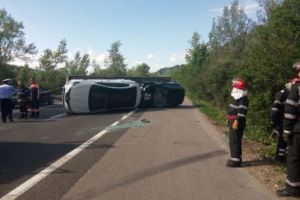Accident pe DN 1, la Azuga. O masina s-a rasturnat