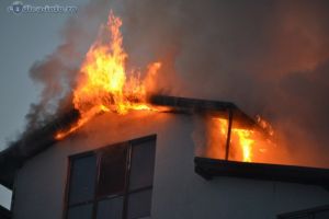 Incendiu in Baicoi. O casa a fost cuprinsa de flacari, pe strada Crisului
