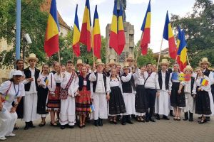 FOTOGALERIE. Eveniment de Centenar la Bistriţa. Ansamblul Folcloric „DORURI SĂTMĂRENE”, prezent la spectacol