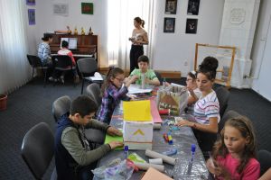 Aripi de lumină în Galeriile „Cromatic“,  la finalul atelierelor „Ca la ţară“ şi „Să ne împrietenim cu muzica“