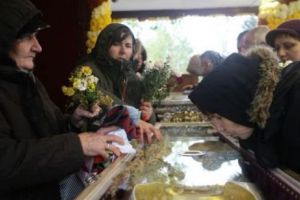 Critici tocmai din SUA: „Ca preot mă irită gestul lui Firea de a aduce MOAŞTE la Primăria Municipiului Bucureşti”