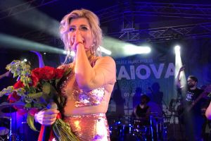 Craiovenii i-au cântat în ploaie Loredanei “Mulţi ani trăiască!”  Vedeta a izbucnit în lacrimi