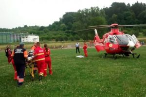Un elicopter a venit la Rucăr, să preia un bătrân ce făcuse infarct